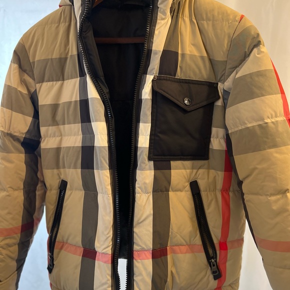 Authentic Burberry Puffer jacket Size: M
Gently used minimal signs of wear - Picture 4 of 8